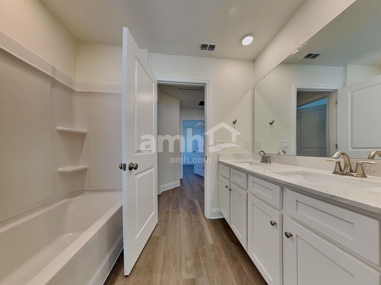 Building Photo - 16384 Willo Pines Ln