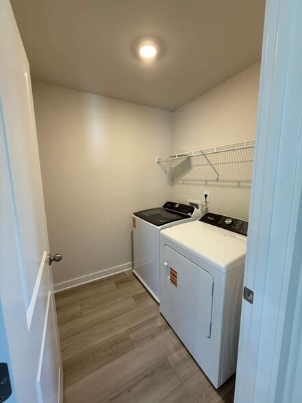 Building Photo - 3927 Northbrook Dr