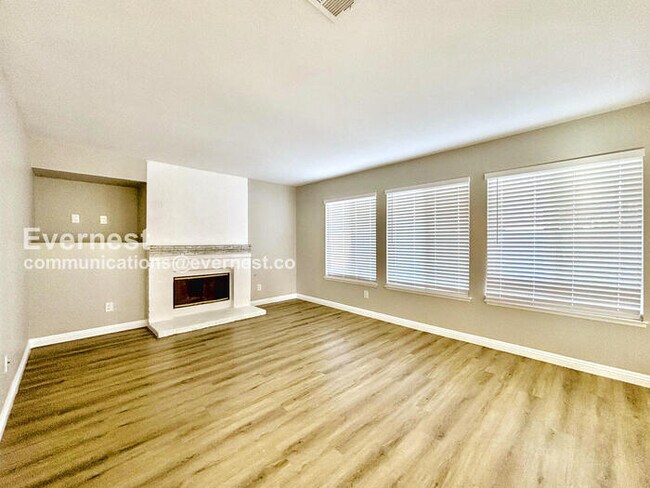 Building Photo - 4-Bedroom Home with Garage / Vouchers Acce...