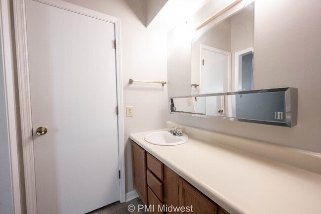 Building Photo - "Charming 2-Bed, 2-Bath Duplex in Prime Franklin Locale – Spacious 1,464 Sq Ft!"