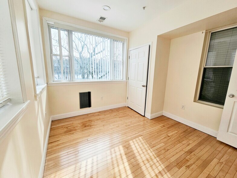 Building Photo - 1803 Beacon St