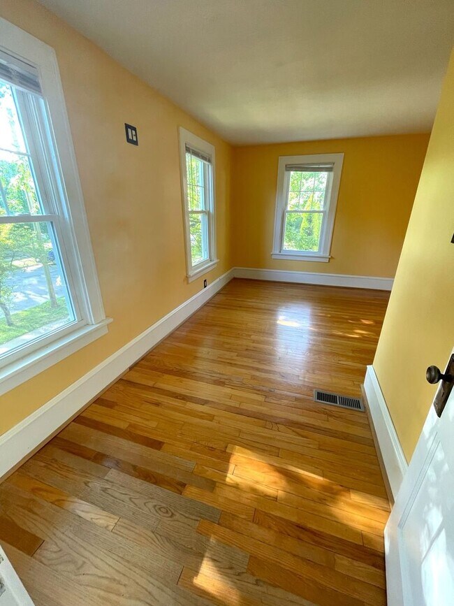 Building Photo - Spacious 3-Bedroom with Finished Basement | Flexible Move-in Date Available