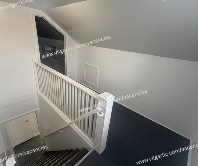 Building Photo - For Rent - 3 Bedroom, 1 Bathroom Home