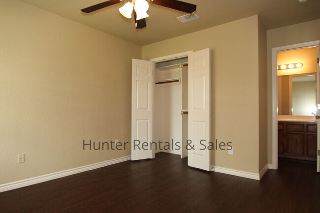 Building Photo - Spacious Duplex