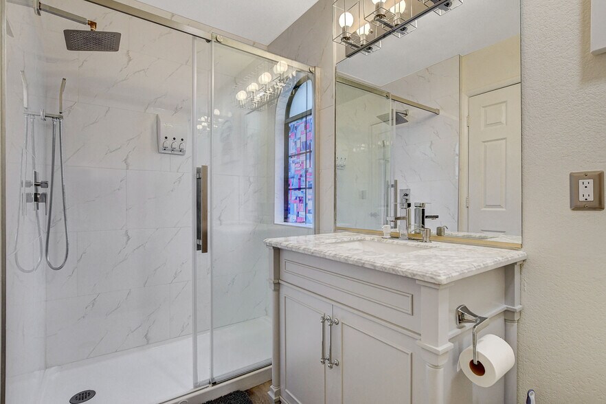 Building Photo - 2224 Lucerne Ct