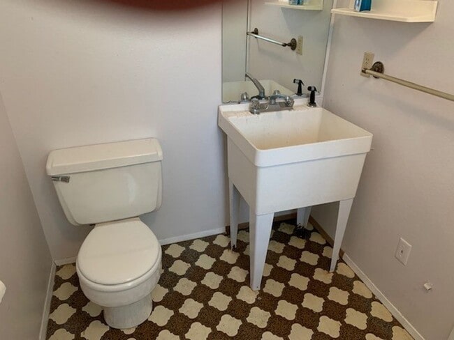 Building Photo - Kenmore House / RENT SPECIAL