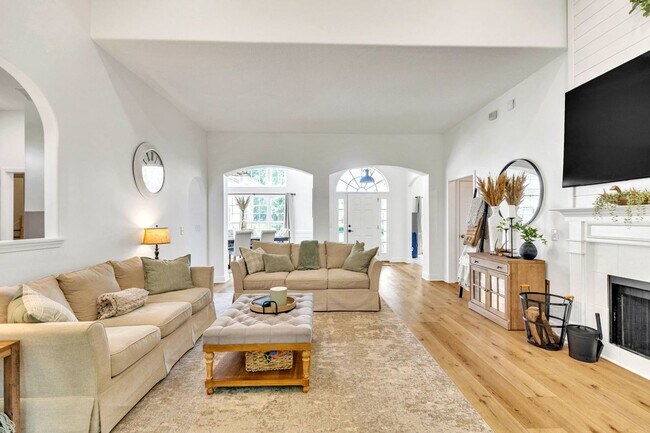 Building Photo - Gorgeously Updated 4 Bed/3.5 Bath in Tranquilla Hall - Buckhead