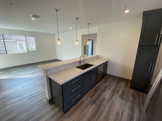 Building Photo - NEWER  SMART HOUSE 4BD*4BA*TOWNHOME*HWFLS*...