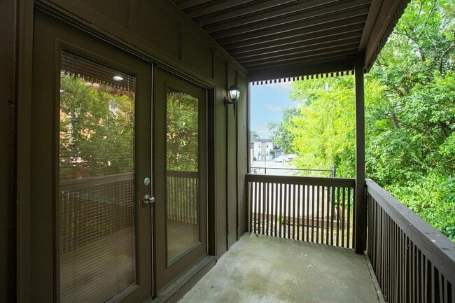 Building Photo - 525 N Dupont Ave