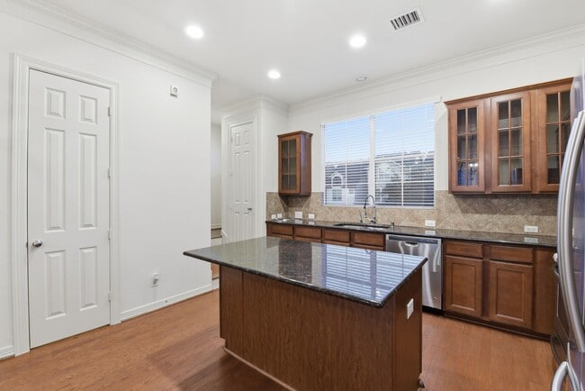 Building Photo - 3209 Clearview Cir