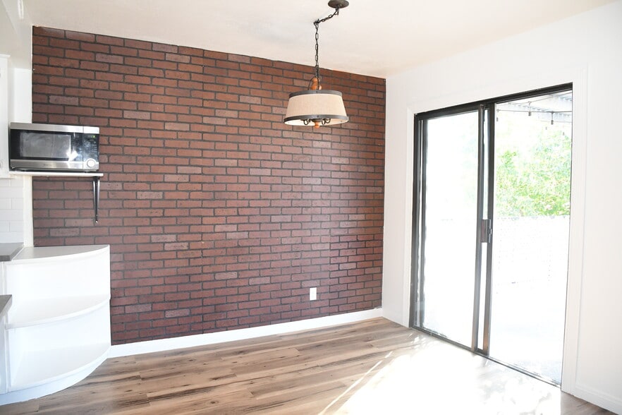 Building Photo - 925 Willow Tree Dr