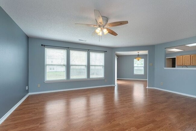 Building Photo - Large 4 Bedroom in Fishers!