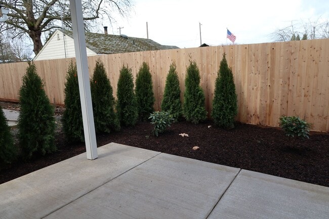 Building Photo - Seven Oaks Luxury Duplexes - New, Light, Bright, and Spacious!!