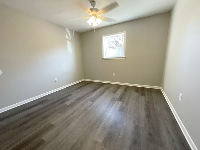 Building Photo - 713 Melody Ln