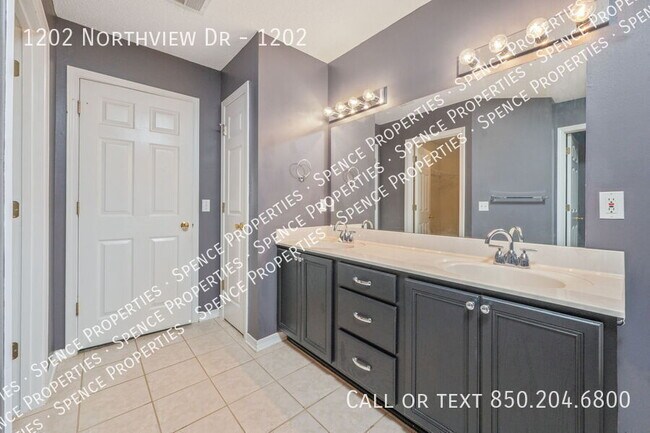 Building Photo - 1202 Northview Dr
