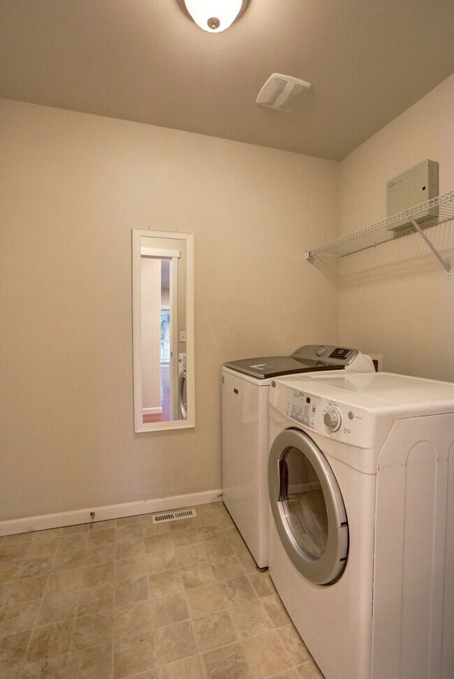 Building Photo - Well Maintained House Tucked Away on Dead-End Street Available!