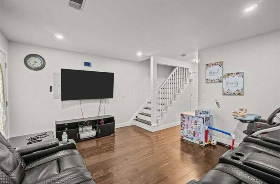 Building Photo - 46 Ridgeway Ave