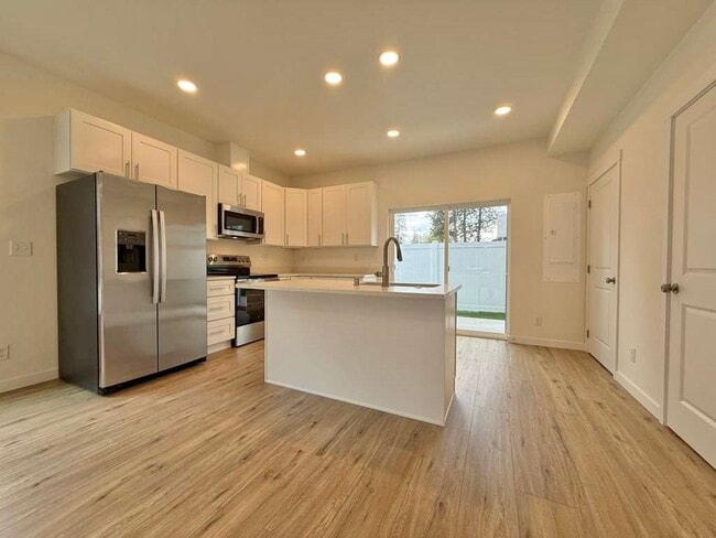 Building Photo - 3925 E 32nd Ave