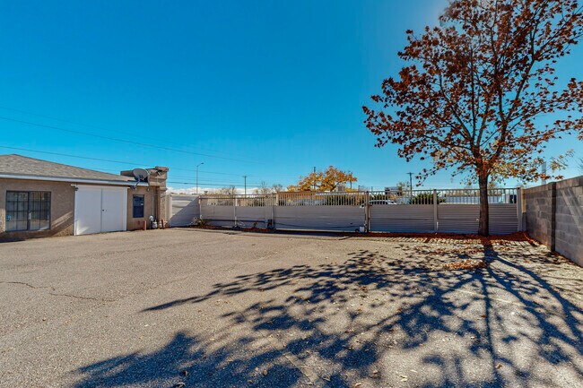 Building Photo - 5717 Edith Blvd NE