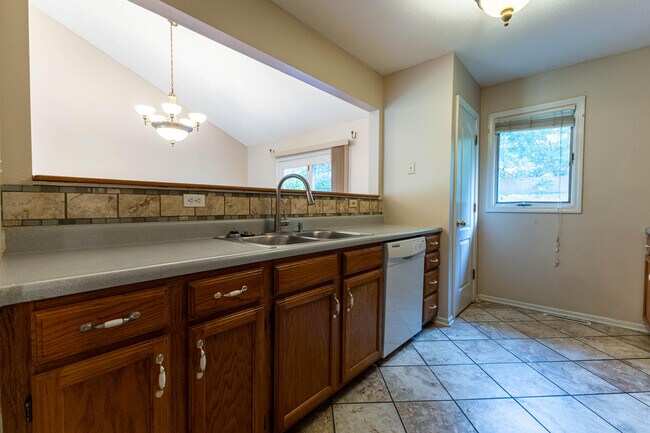 Building Photo - 4371 W Southview Dr