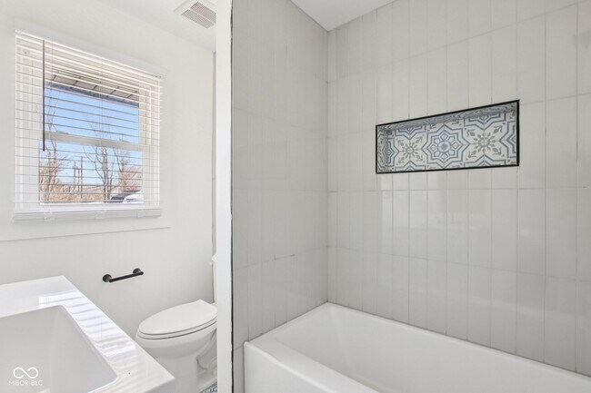 Building Photo - 21 N Devon Ave