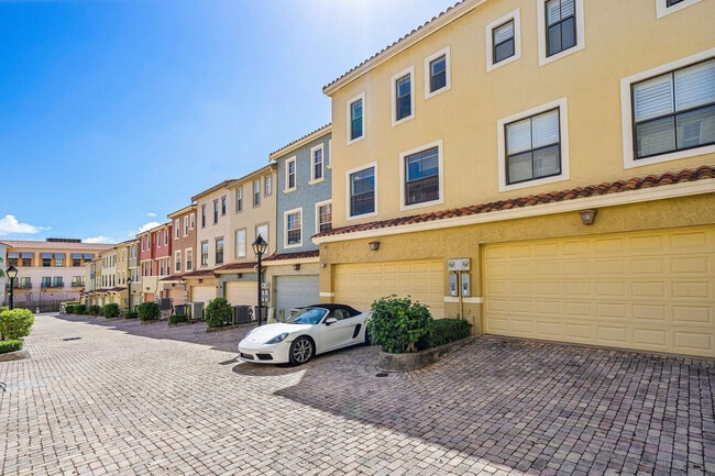 Building Photo - 672 Fern St