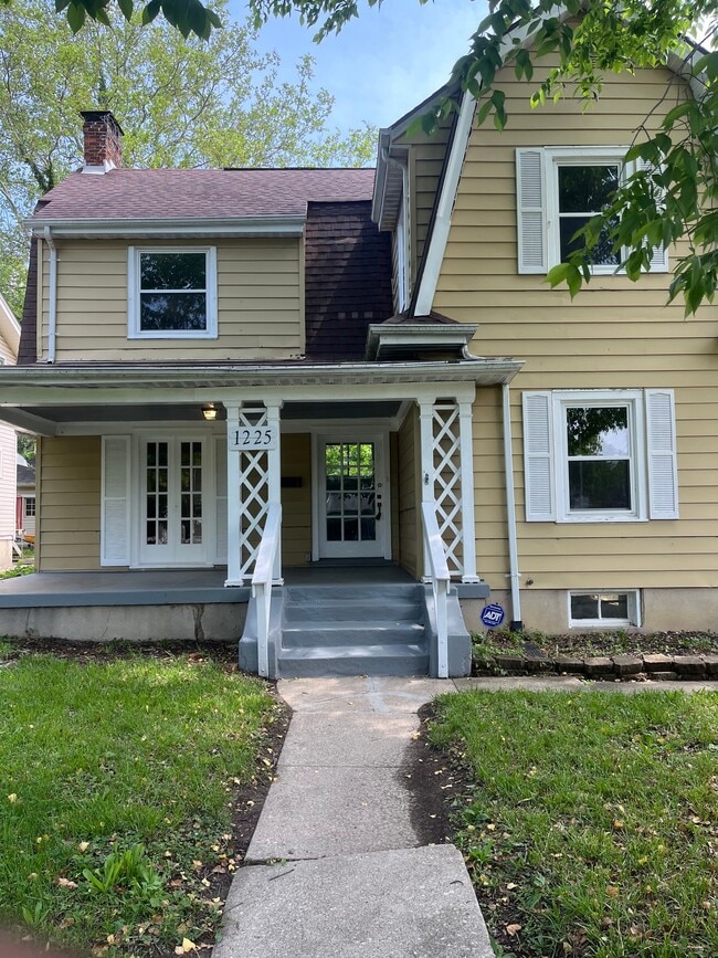Building Photo - 1225 Amherst Pl