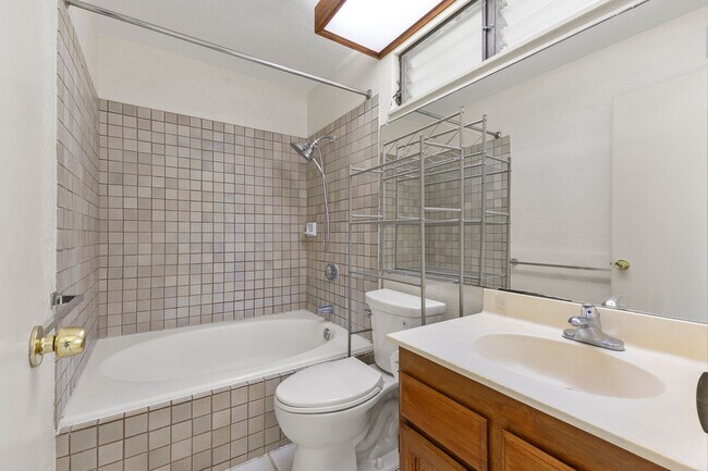 Building Photo - Pet Friendly Pearl City Townhouse with A/C