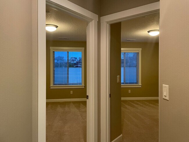 Building Photo - BEAUTIFUL LUXURY Style Townhouse with a gorgeous VIEW! Gated community in Camas! Top Rated Schools!