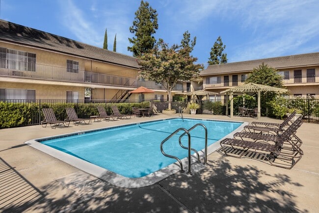 Building Photo - The Oaks Apartments