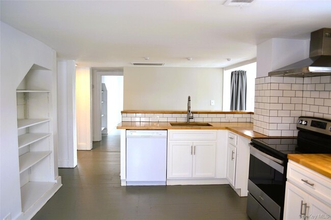 Building Photo - 2303 Lucas Turnpike