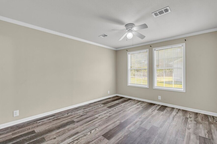 Building Photo - 79 Crest Oak Dr