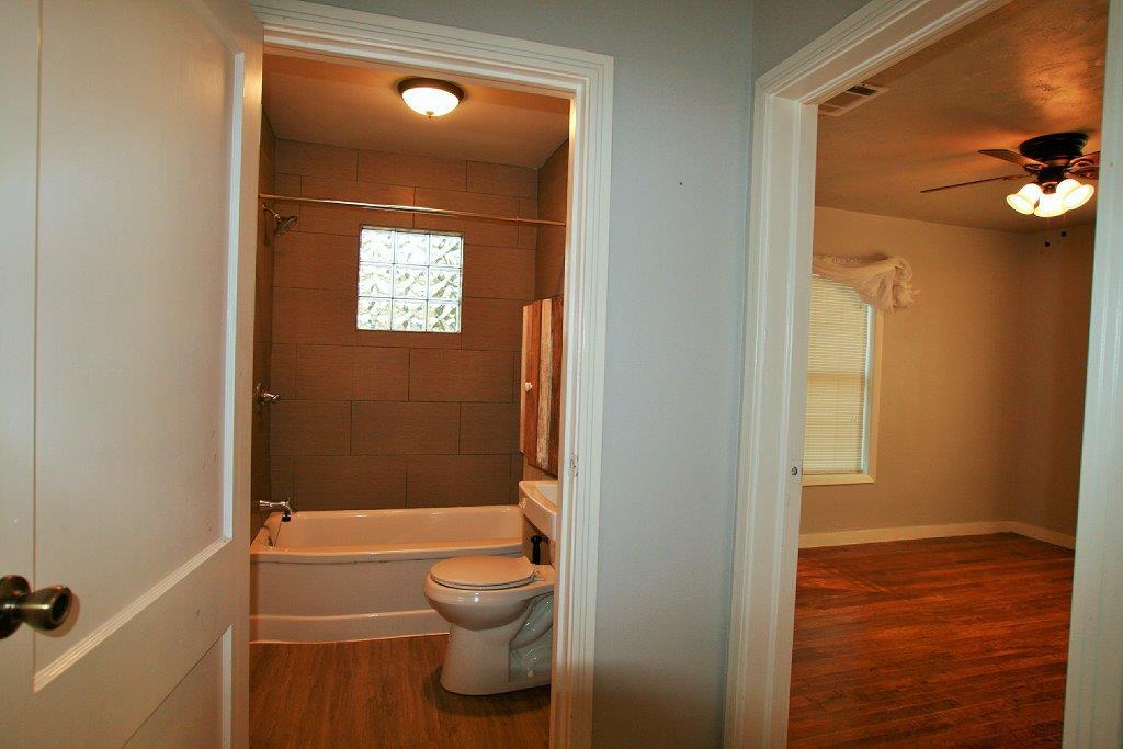 Bathroom w/ tiled shower - 404 Briggs St