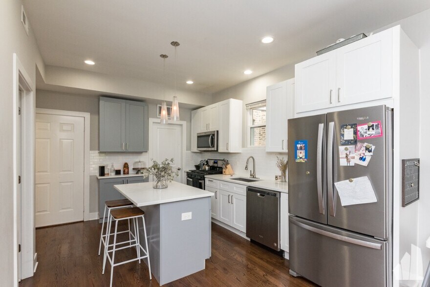 Primary Photo - 3570 W Dickens Ave