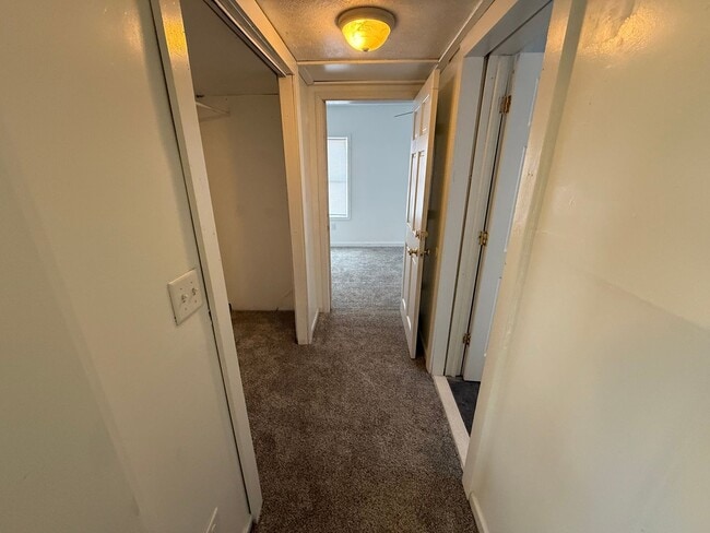 Building Photo - Large Duplex Available 6BD 2 BTH