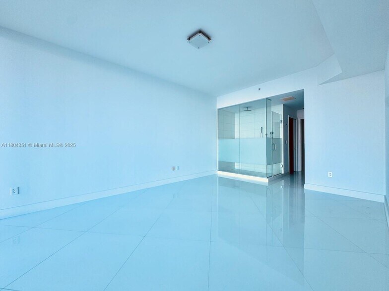 Building Photo - 2020 N Bayshore Dr