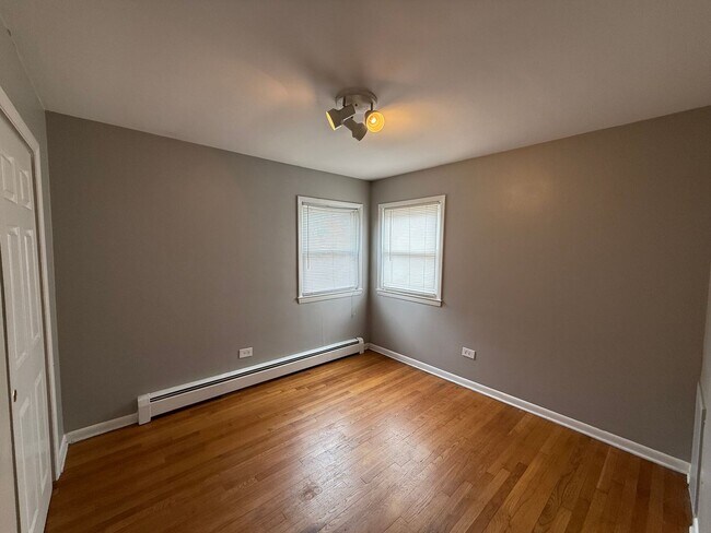 Building Photo - 2bed/1bath unit close to restaurants and s...