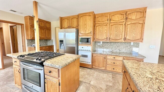 Building Photo - Amazing Location & Sprawling Country Living at its Very Best in this Beautiful Single-Story Home ...