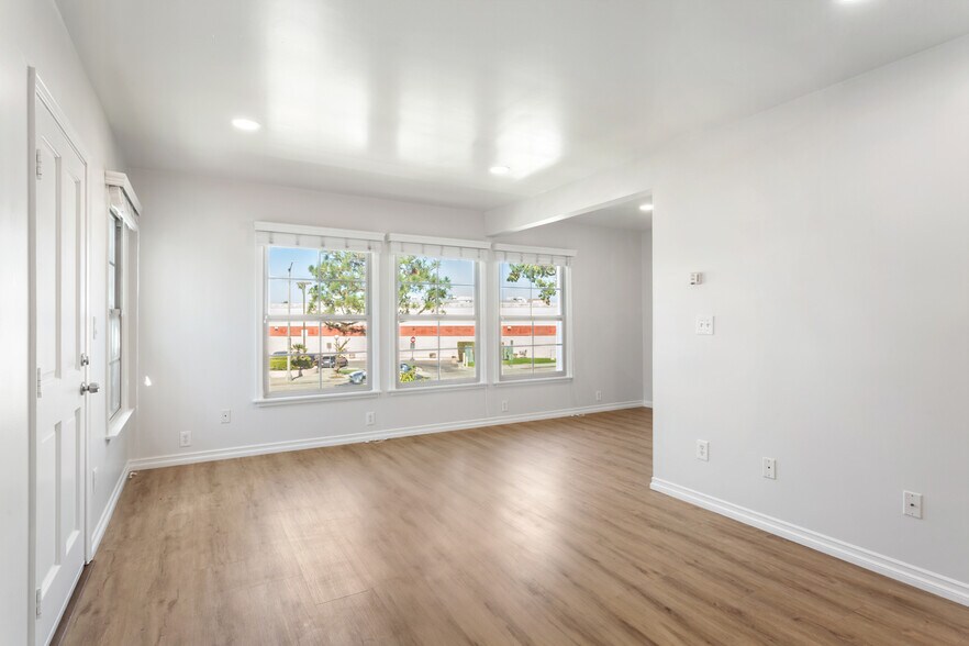 Building Photo - 630 E San Antonio Dr