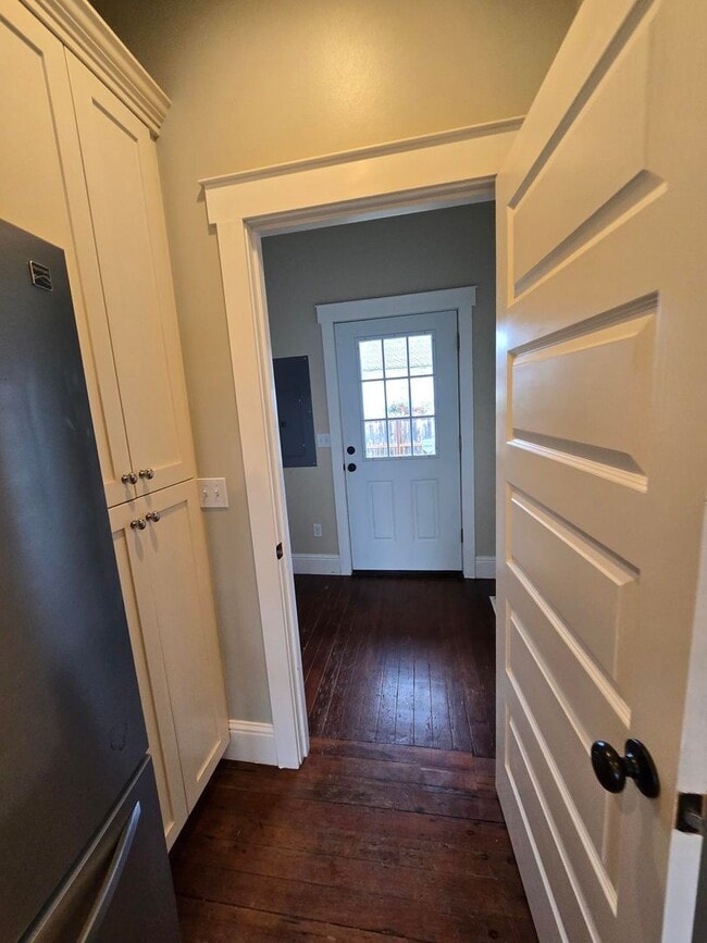 Building Photo - Spacious 5 Bedroom Home in Burlington - Available for Rent