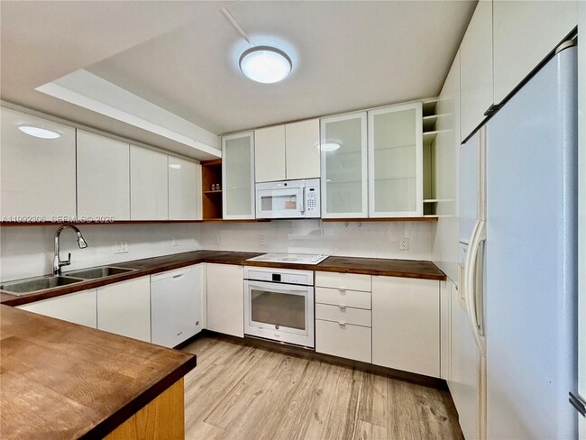 Building Photo - 1000 Parkview Dr