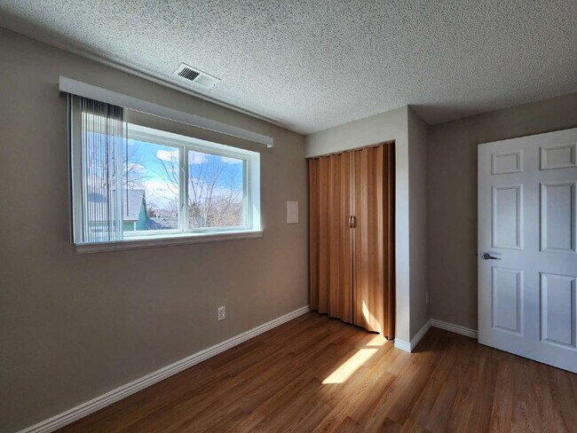 Building Photo - Beautiful 3 Bedroom Home In Great Neighborhood!