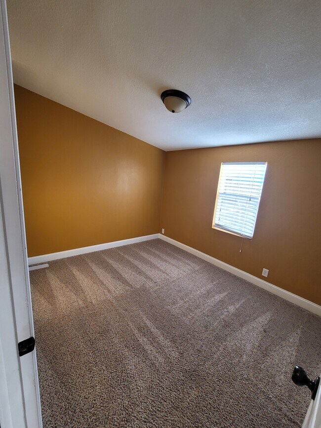 Building Photo - 11665 Blaney Rd S