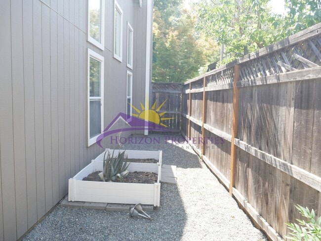 Building Photo - Unique 3 Bed 2.5 Bath 1,971sqft Single Family Home in Sacramento