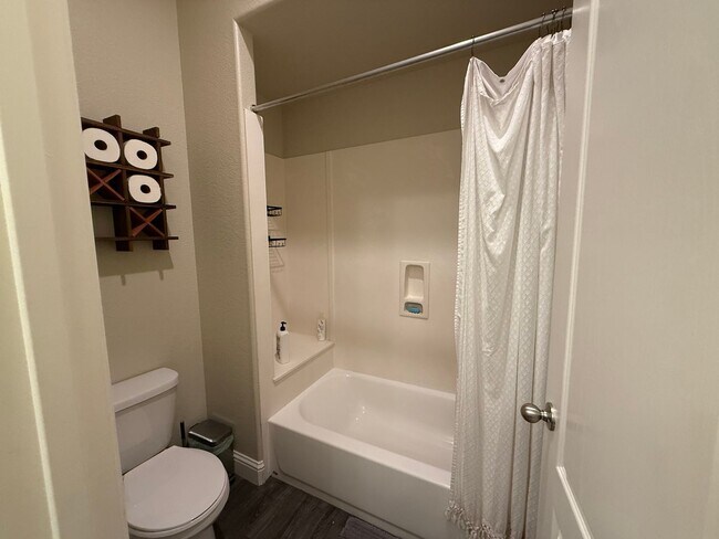 Building Photo - Upgraded single story home in Manteca!