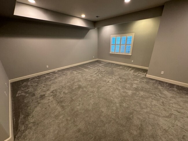 Building Photo - Beautiful spacious home in a lovely quiet ...