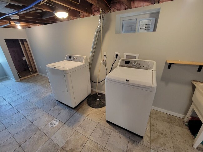 Building Photo - AVAILABLE JULY 1ST 3 Bedroom2 Bathroom + Office