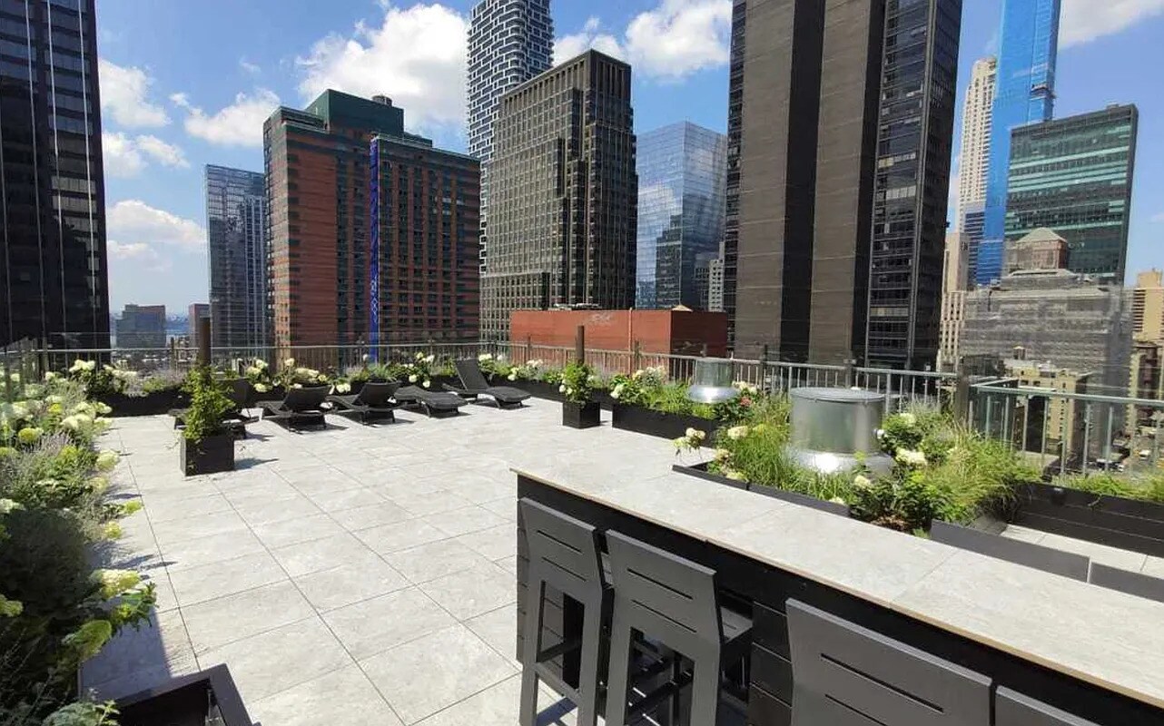 Building Photo - 150 W 51st St
