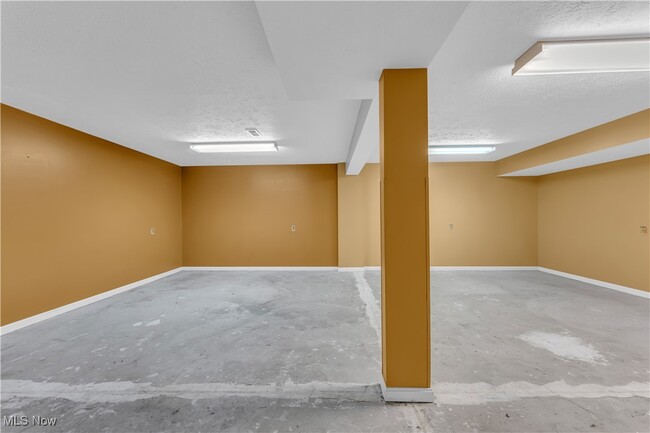 Building Photo - 1021 Larchview Dr