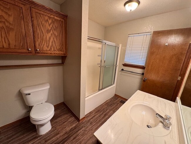 Building Photo - Brand new Luxury vinyl Plank in living, Kitchen and dining, new paint, 3 bed 2 bath 2 car in Must...